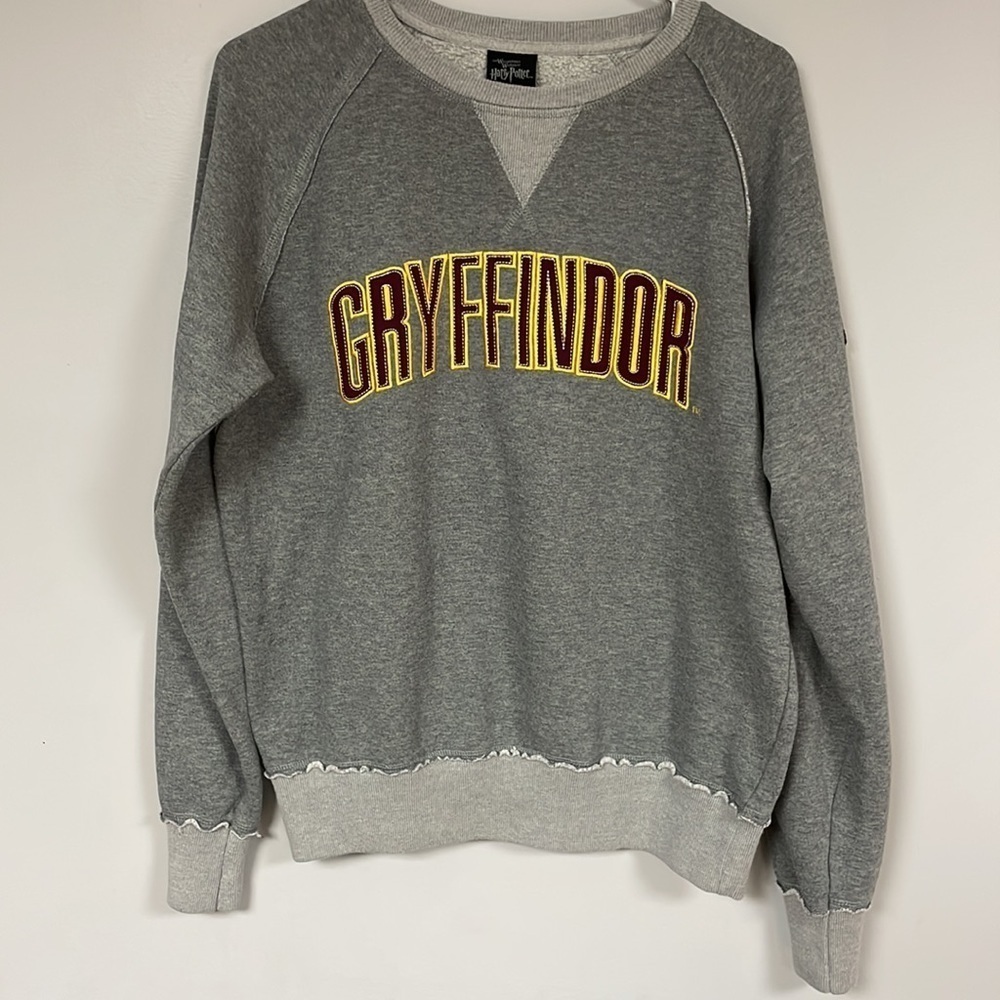 Wizarding World of Harry Potter Universal Studios Gryffindor Pullover,  size M
